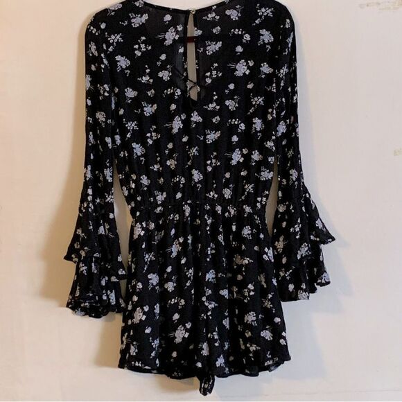 Hollister Romper Shorts Criss Cross Front Bell Sleeves Button Back Sz Large - Picture 3 of 6